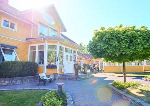 穆尔舍Hotell Björkhaga的前面有长凳的房子