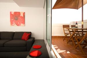 巴塞罗那Sant Pau Terraces Apartments的客厅配有沙发和桌子