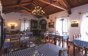 Rabo de Peixe克温塔桑塔纳酒店的一间设有蓝色和白色桌椅的餐厅