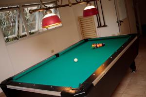 圣多美圣托梅康达多赌场酒店的一个带两个灯的房间的一张台球桌