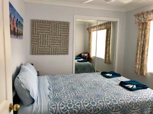 玛志洛河上贝兹酒店的一间卧室配有一张床和镜子