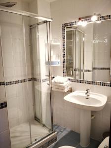阿维拉阿尔坎塔拉旅舍的带淋浴和盥洗盆的浴室