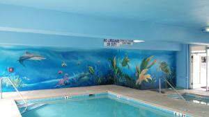 默特尔比奇Bermuda Sands On The Boardwalk的水族箱壁画,位于带游泳池的房间