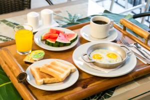 卡利Hotel Casa Vallecaucana的早餐盘包括鸡蛋、烤面包和一杯咖啡