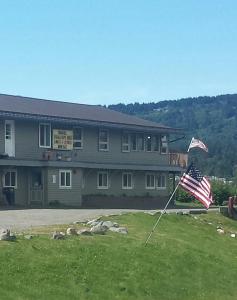 荷马贝鲁加湖旅舍的草上挂着美国国旗的建筑