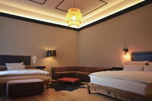 柏林Linnen Luxx Apartment的酒店客房,设有两张床和一张沙发