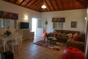 埃尔帕索Villa Jose的客厅配有沙发和桌子