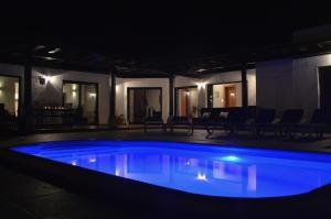 Villa spacieuse et lumineuse avec piscine Chauffée内部或周边的泳池