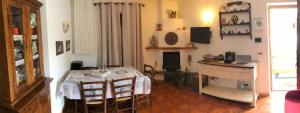 奥温多利Appartamento in residence Ovindoli的客厅配有桌椅和书桌。