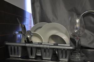伦敦伦敦奥林匹斯涅磐酒店的盘子盘子和一杯葡萄酒的盘子架