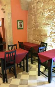 莱切B&B Residenza Pizziniaco的一间设有红色桌椅的用餐室