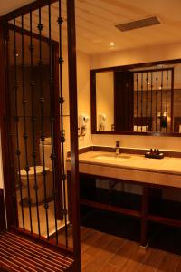 莫雷利亚阿拉米达历史中心酒店的一间带浴缸和大镜子的浴室