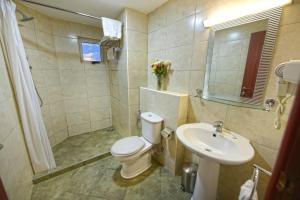 坎帕拉Hotel Sojovalo的一间带卫生间和水槽的浴室
