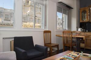 布宜诺斯艾利斯Apartamento La Diagonal的客厅配有椅子和桌子