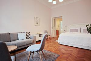 布拉格布拉格中心公寓的客厅配有床和沙发