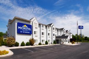 黑格斯敦Microtel Inn & Suites by Wyndham Hagerstown by I-81的建筑一侧有标志的酒店