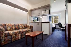 黑格斯敦Microtel Inn & Suites by Wyndham Hagerstown by I-81的带沙发的客厅和厨房