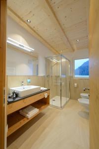 奥蒂塞伊奥古斯特加尼酒店的一间带水槽、淋浴和卫生间的浴室