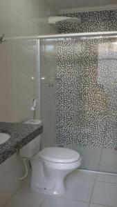 塞古罗港Apto em Porto Seguro - Centro的一间带卫生间和玻璃淋浴间的浴室