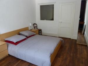 凡尔赛莱斯卡瑞斯酒店的一间卧室设有一张大床和一个窗户。