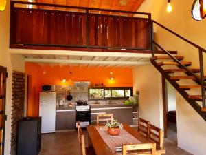 图努扬Mágico Atardecer Cabaña的房屋内的厨房和用餐室,设有楼梯