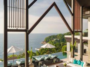 卡马拉海滩Villa Samira by Elite Havens的从度假村的大堂可欣赏到海景
