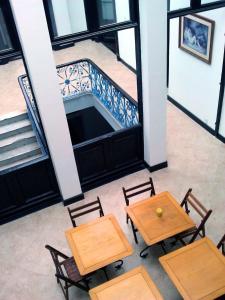 蒙得维的亚蒙得维的亚史克旅馆的带桌椅的房间和楼梯