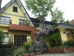 山中湖村常春藤酒店的旁边是一座有紫藤的房子