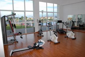皮拉尔－德拉奥拉达达Camping Lo Monte的健身房设有数台跑步机和椭圆机