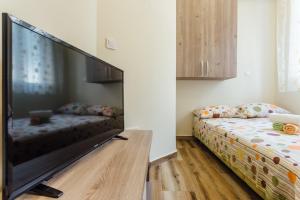 赫尔采格诺维Apartments Anastasija的客厅配有大屏幕平面电视和沙发。