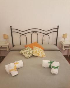 佛罗伦萨温馨之家住宿加早餐旅馆的一张带四个枕头的床和毛巾