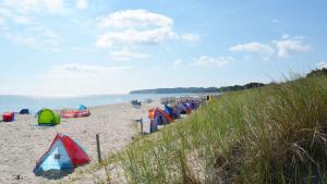 巴贝Ferienwohnung-Adlerhorst的海滩上的一排帐篷