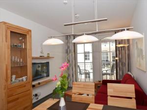 巴贝Ferienwohnung-Adlerhorst的客厅配有红色沙发和电视