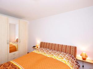巴贝Ferienwohnung-1a-7的一间卧室配有一张床和镜子