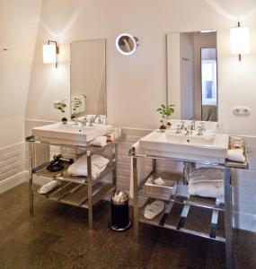 慕尼黑路易斯酒店的浴室设有2个水槽和2面镜子