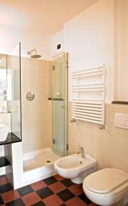 韦尔纳扎詹尼弗兰西酒店的带淋浴、卫生间和盥洗盆的浴室