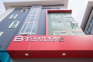 曼谷B-your home Hotel Donmueang Airport Bangkok -SHA Certified SHA Plus的一座标有酒店标志的建筑