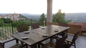 拉莫拉Casa Da Cristina Apartment的观景阳台配有一张木桌和椅子。