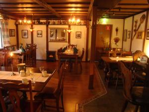 黑诺拉Cronin's Guesthouse B&B的餐厅内带桌椅的用餐室