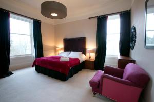 梅尔罗斯Eildonside的一间卧室配有一张床和一张紫色椅子