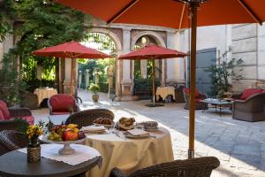 贝尔纳尔达玛格丽塔宫酒店的露台上的一张桌子和一碗水果