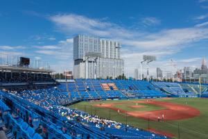 东京日本青年馆酒店的一个带蓝色座椅的棒球场和棒球比赛