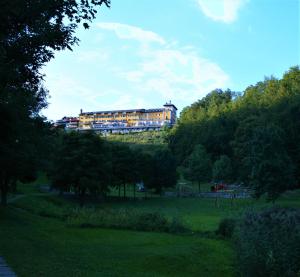 拉瓦罗内阿斯托里亚格兰酒店的公园山顶上的建筑