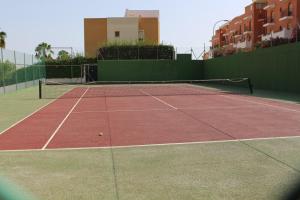 拉马他Bungalow Torremata Ref 3778的网球场,上面有网球