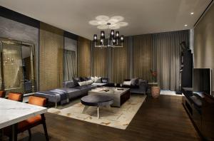首尔L7 Gangnam的客厅配有沙发和桌子