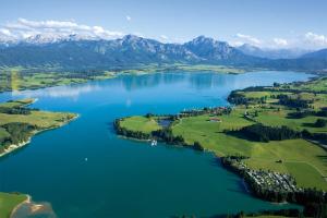 里登施诺利尔湖滨公寓的享有湖泊和山脉的空中景致