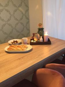 EngeløyaSteigen Lodge Sjøhytter的一张桌子上放着一盘食物和蜡烛