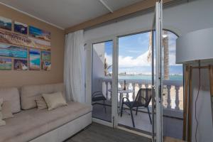 科拉雷侯加莱拉海滩公寓酒店的带沙发的客厅,享有海景