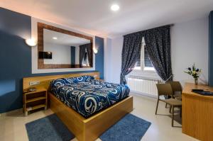 Iboya坎昆阿维莱斯汽车旅馆的一间卧室配有一张床、一张书桌和一面镜子