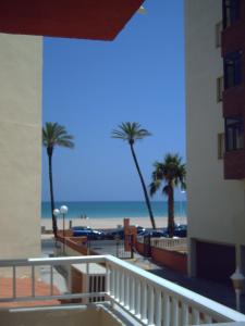佩尼斯科拉Precioso Apartamento的从大楼的阳台上可欣赏到海滩景色